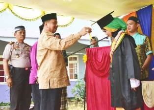 Hadiri Khataman, Wabup Rosman Harap Ponpes Yabid Hasilkan Telur-Telur Emas